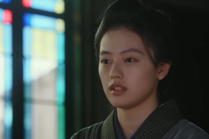 朝ドラ『風、薫る』主演の上坂樹里。ステンドグラスを背景に、思慮深くどこか切なさを湛えた横顔のアップ