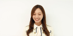 乃木坂46のセンターとして活動する梅澤 美波。大学進学ではなくアイドルとしての道を選んだ、誠実な人柄が滲む笑顔。