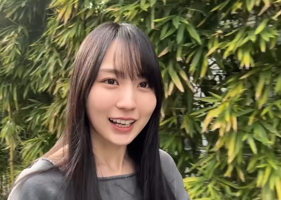 竹林を背景に爽やかな笑顔を見せる乃木坂46の賀喜遥香。栃木での学生時代をイメージさせるオフショット。