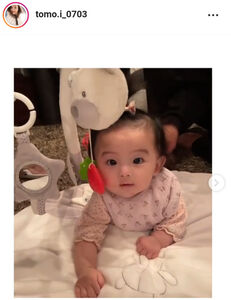 板野友美のInstagramに投稿された、うつ伏せでこちらを見つめる板野友美のI赤ちゃんの時の写真