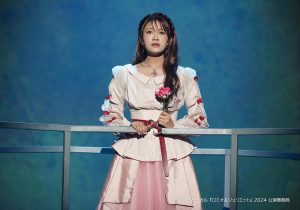 ミュージカル『ロミオ＆ジュリエット』でヒロインのジュリエット役を演じる乃木坂46・奥田いろは。ピンクの衣装を纏いバラを手にする舞台写真。