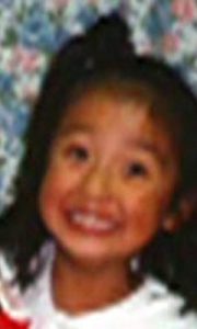 カメラに向かって満面の笑みを見せる、幼少期の篠田麻里子のアップ写真。