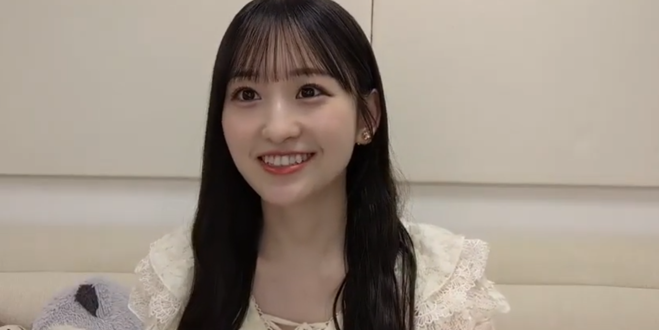 乃木坂46加入後、SHOWROOM配信などでリラックスした表情を見せる一ノ瀬美空。白いレースの私服風衣装にストレートのロングヘアをなびかせ、アイドルとして完成された現在の美しさ。