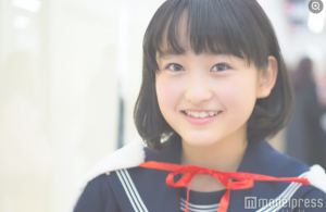 2017年の「JCミスコン」で準グランプリを受賞した中学2年生当時の一ノ瀬美空。紺のセーラー服に赤いリボンを着用し、ボブヘアで初々しく微笑む芸能界入りの原点となる姿。