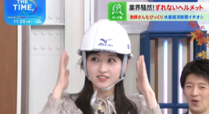 TBSの情報番組『THE TIME,』に出演し、白いヘルメットを着用して笑顔を見せる乃木坂46の一ノ瀬美空。番組内の「マーケ部」コーナーで機転の利いた振る舞いを見せる現在の活動風景。