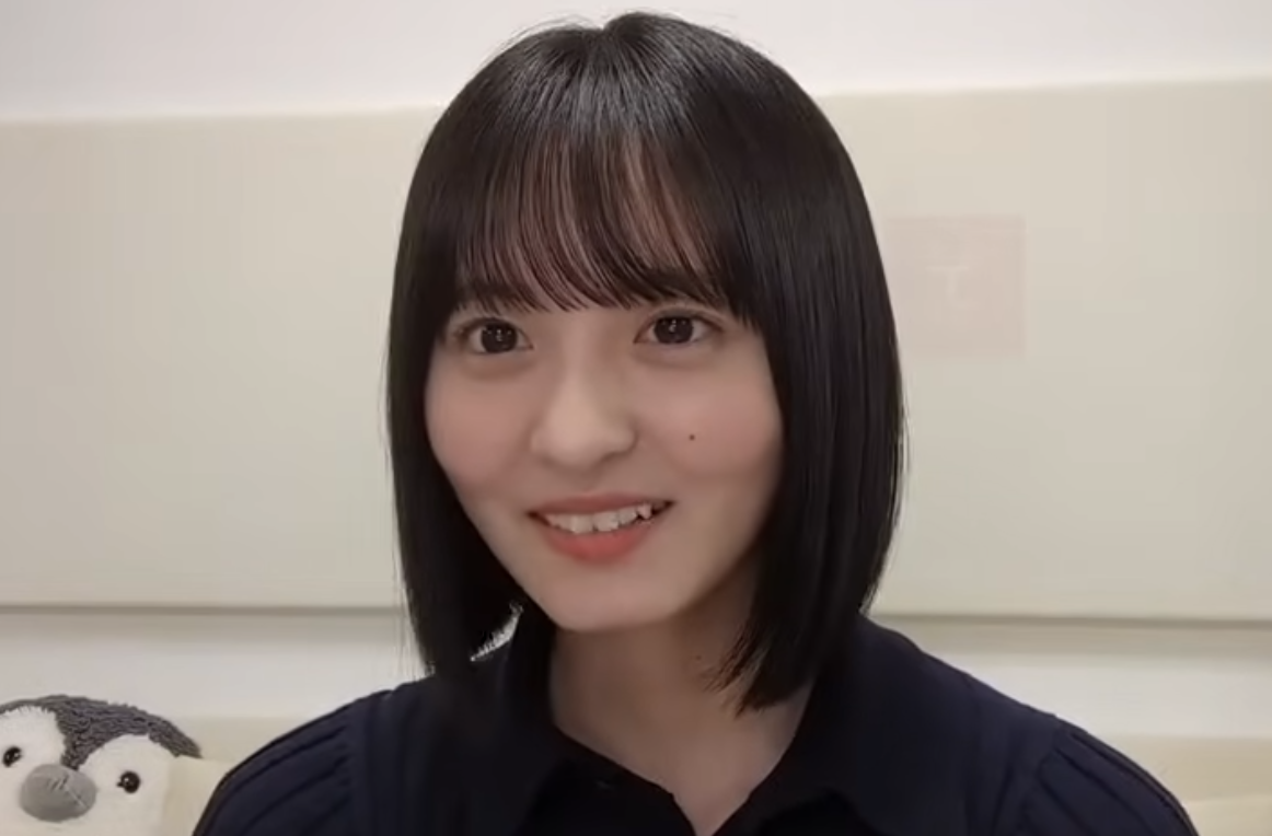 乃木坂46の遠藤さくらが、室内でリラックスした表情を見せている動画配信時のスクリーンショット。黒い襟付きの服を着用し、短めのボブヘアが特徴的な近影。