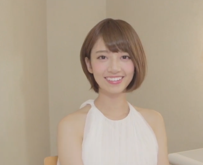 乃木坂46の絶対的な美の象徴・橋本奈々未。白い衣装と洗練されたショートヘアが際立つ、自然な魅力溢れるカット