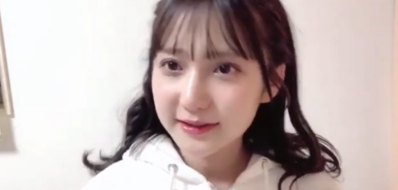 白いパーカー姿でリラックスした表情を見せる、SNSや配信を通じてファンとの交流を大切にする鈴木くるみさんの素顔