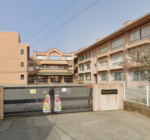 甲府市立大里小学校の外観