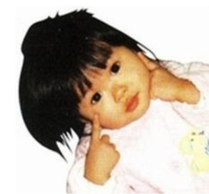 幼少期の北原里英さん。短い黒髪で、頬に人差し指を当ててポーズをとる可愛らしい様子