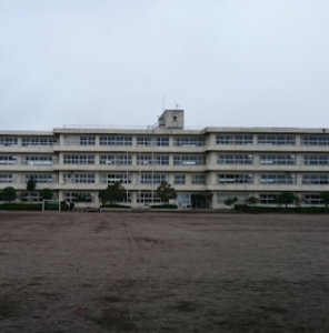 高根沢町立阿久津中学校の外観