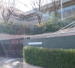 横浜市立領家中学校の外観 