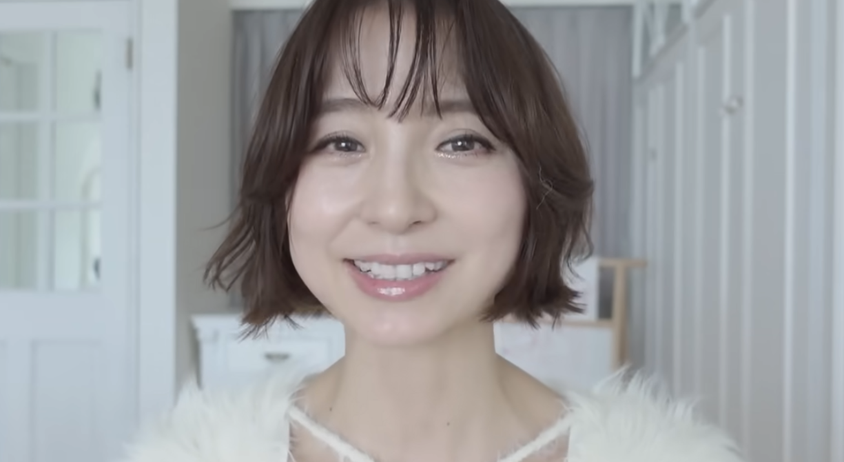 ボブヘアで穏やかな微笑みを浮かべ、カメラを真っ直ぐに見つめる現在の篠田麻里子。