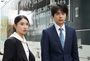 ドラマ『ボーダレス〜広域移動捜査隊〜』にて、移動捜査課の刑事として共演する土屋太鳳(仲沢桃子役)とスーツ姿の佐藤勝利(黄沢蕾役)のワンシーン 。背景には、大型トラックである捜査車両「一番星」が写っています 。