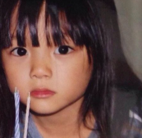 ロングヘアーの佐藤勝利の幼少期。誕生日のろうそくを見つめているつぶらな瞳が愛らしい。