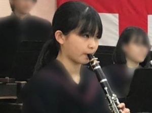 中学校の吹奏楽部時代にクラリネットを真剣に演奏する学生時代の遠藤理子