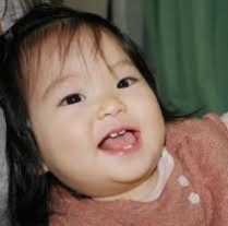 満面の笑みを浮かべる櫻坂46・遠藤理子の幼少期の写真