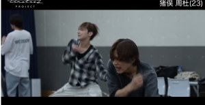 timelesz projectの合宿審査と思われるダンススタジオで、真剣な表情で激しいレッスンに取り組む猪俣周杜。