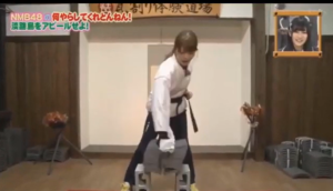 テレビ番組の企画で瓦割りに挑戦する渋谷凪咲