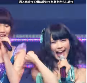 ステージでマイクを持ち、笑顔でパフォーマンスをするNMB48時代の渋谷凪咲