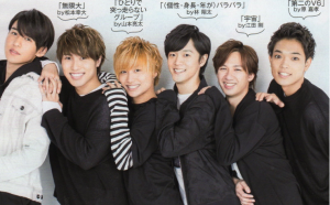 黒を基調とした衣装で肩を組み、笑顔で並ぶ「宇宙Six」のメンバーたち(松本幸大、山本亮太、林翔太、江田剛、原嘉孝ら)とそれぞれのコメント