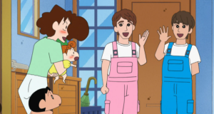 アニメ『クレヨンしんちゃん』の一場面。野原一家（みさえ、しんのすけ、ひまわり）と、ピンクと青のオーバーオールを着て手を振る2人の男性キャラクター
