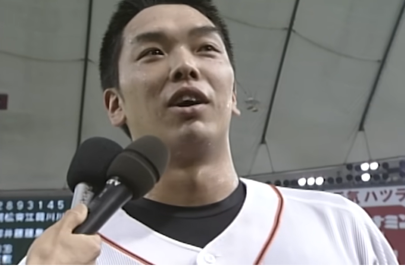 試合後のグラウンドで、汗を流しながら充実した表情でヒーローインタビューに応える若手時代の阿部慎之助選手