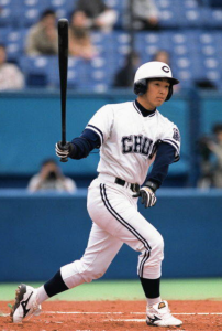 中央大学硬式野球部のユニフォーム姿でスイングする、大学時代の阿部慎之助選手