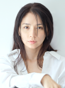 白いシャツを着てカメラを見つめる野波麻帆