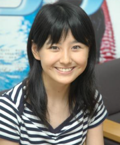 ボーダー柄のトップスを着て笑顔を見せる黒瀬真奈美