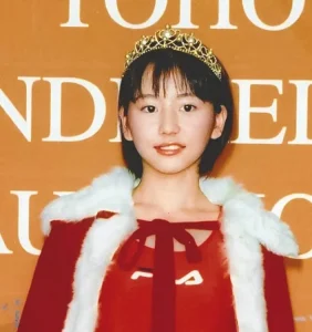 ティアラと赤いドレス、白いファーのマントを身につけて微笑む長澤まさみ